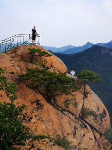 天上天景区 写美篇相传,唐太宗李世民曾率众臣于此冈观景,山风吹动